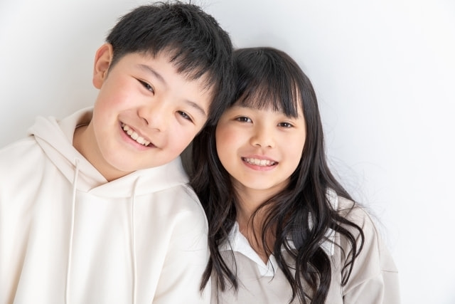 笑顔の男の子と女の子